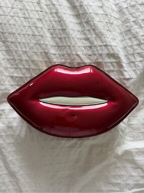 Lip shaped handbag